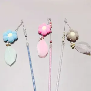 Bonito bastón teaser para gatos con flor de felpa, pluma y mango brillante, juguete.