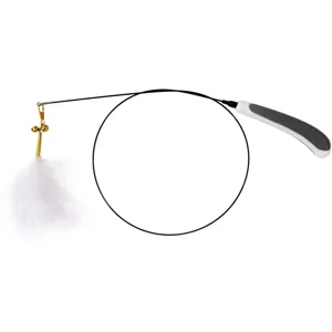 Vista detallada del juguete para gatos con pluma, campanilla y larga varilla flexible.