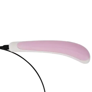 Vista de cerca del componente de varita para gatos de plástico rosa y blanco con cordón negro.