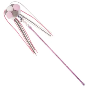 Varita de juguete interactiva para gatos con pompones esponjosos, cintas y mango brillante.