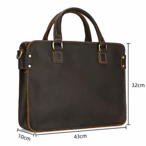 Primo piano della borsa in pelle vintage che mostra cuciture resistenti e dimensioni precise.