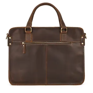Vista dettagliata di borsa da lavoro vintage in vera pelle marrone da uomo con robuste finiture metalliche.