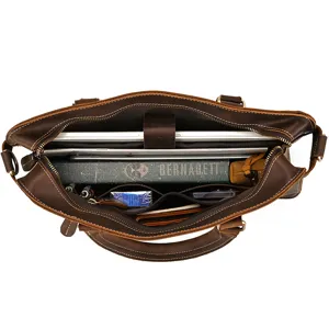 Dettaglio interno della cartella in pelle con vano per laptop e comode tasche portaoggetti.
