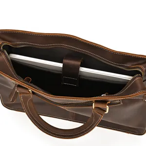 Dettaglio interno della borsa portadocumenti in pelle con scomparto per laptop e zip.