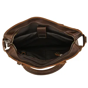 Dettaglio interno di cartella in pelle marrone vintage, vista scomparto borsa 16.