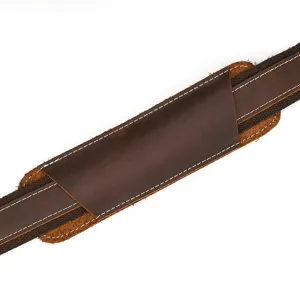 Primo piano dettagliato della tracolla in pelle e tessuto resistente per cartelle.