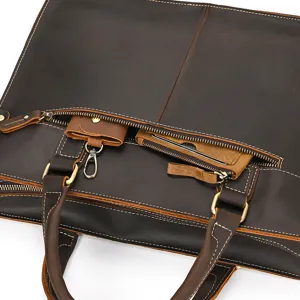 Dettaglio borsa ventiquattrore in pelle con tasca con zip e accessori vintage.
