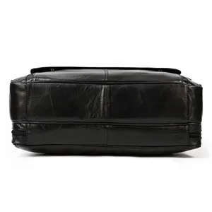 Borsa per computer in pelle nera classica da uomo, vista dettagliata del fondo.