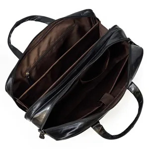 Vista dettagliata degli scomparti interni e delle tasche con cerniera della borsa.
