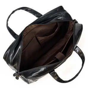 Dettaglio interno di borsa ventiquattrore in vera pelle nera, grande borsa per laptop.