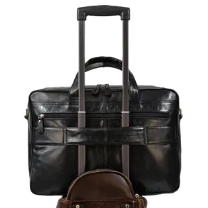 Dettaglio della borsa in pelle con passante per trolley, valigetta da lavoro nera per computer.