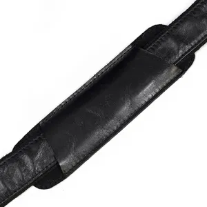 Dettaglio della tracolla in vera pelle per borsa, texture fine e finitura nera resistente.