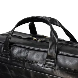 Vista dettagliata ravvicinata di una borsa da lavoro da uomo in vera pelle nera.