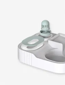 Détail de mangeoire et fontaine à eau automatique pour animaux avec séparation.