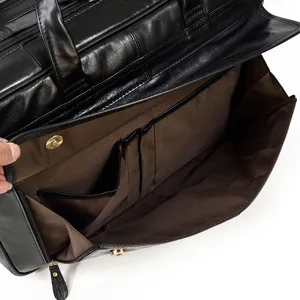 Vista dettagliata degli scomparti interni e della fodera della borsa da lavoro in pelle.