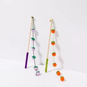 Juguete Varita para Gatos Palo Largo de Madera Interactivo Con Campana Y Lindos Colgantes de Fruta de Fieltro Juguete para Gatos
