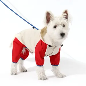 Wasserdichter vierbeiniger Hunderegenmantel mit Kapuze für kleine Hunde bei Regenwetter.