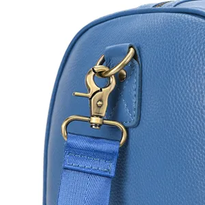 Μπλε δερμάτινη τσάντα ταξιδιού duffel λεπτομέρεια μεταλλικού υλικού με ανθεκτικό ιμάντα.