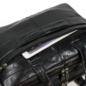 Primo piano di una borsa da lavoro in pelle nera con tasche con zip e ampio spazio.