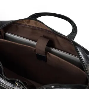 Dettaglio interno della borsa porta pc in vera pelle nera con fodera interna marrone spessa.