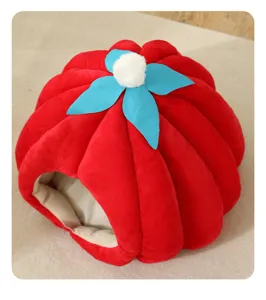 Detalle de cama para mascotas de peluche rojo, diseño acogedor de casa para gatos.