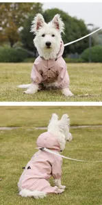 Imperméable rose pour chien vue détaillée, vêtement étanche quatre pattes avec capuche.