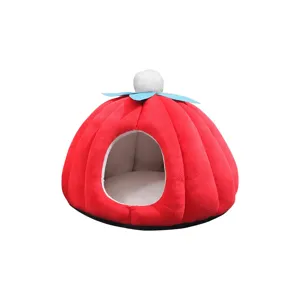 Cama para mascotas con forma de calabaza, diseño cálido y cerrado con cojín suave.
