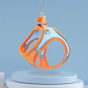 Detalle de arnes para perro de malla reflectante con tela azul y naranja muy transpirable.