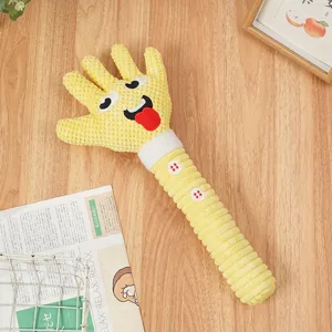 Vista dettagliata del giocattolo da masticare in peluche giallo, design a mano con viso divertente.