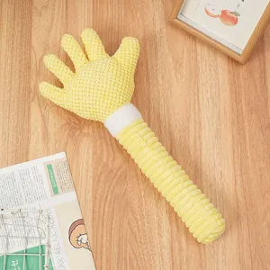 Vista dettagliata del giocattolo per cani in peluche giallo a forma di mano, rumoroso e interattivo.