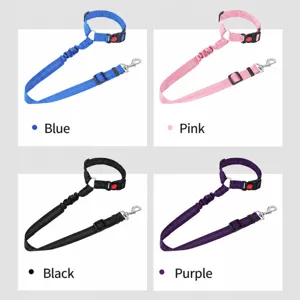 Guinzaglio di sicurezza regolabile per auto per cani con design elastico per viaggiare.