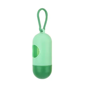Draagbare capsule huisdier poepzakjeshouder met ophanghaak in groen, compacte hondenzakjes dispenser.