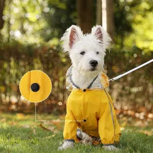 Imperméable pour chien à quatre jambes, capuche transparente et boutons pression.