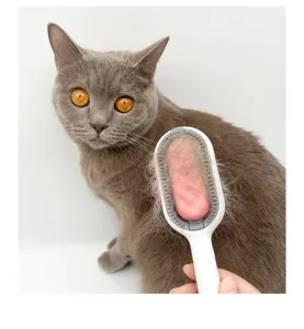 Detailansicht eines Tierstriegels zum Entfernen loser Haare bei einer Katze im Gebrauch.