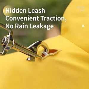 Imperméable jaune pour chien avec trou de traction pour les promenades en plein air par temps de pluie.