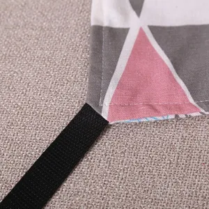 Nahaufnahme der Haustier-Hängematte aus Canvas mit geometrischem Muster und stabilem Gurt.