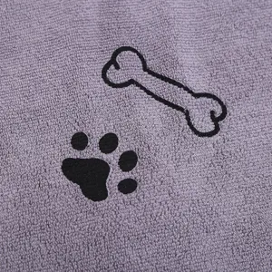Grijs dik huisdier absorberend handdoek detail met schattige poot bot borduurwerk.