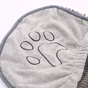 Toalla de chenille gris para mascotas con bordado de huella, suave y muy absorbente.