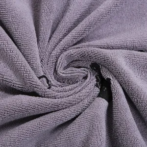 Close-up detail van de paarse microvezel absorberende huisdierhanddoek met zachte textuur.