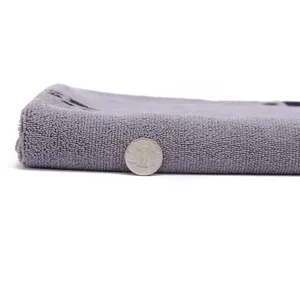 Verdikte grijze huisdier absorberende handdoek detail, zachte microvezel sneldrogende badhond kat.