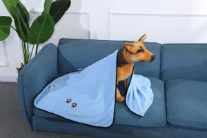 Vista detallada de la suave toalla de microfibra azul para mascotas con huellas de patas.