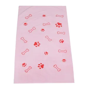 Gedetailleerd overzicht van roze huisdierhanddoek met schattige botten en pootafdrukken.