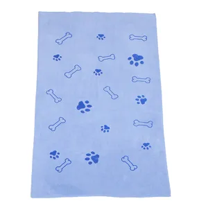 Detailopname van de zachte blauwe huisdierhanddoek met schattige pootafdrukken en botpatronen.