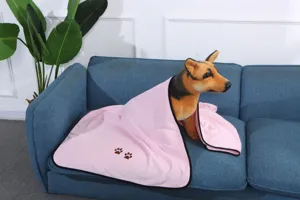 Detalle de cerca de la toalla absorbente rosa para mascotas con bonito bordado de huella.