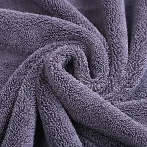 Primer plano de microfibra morada para lavado de autos, mostrando una suave textura de felpa.
