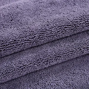 Vista detallada de la textura del paño de microfibra para lavado de autos morado.