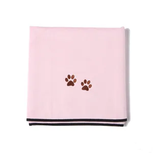 Toalla de microfibra rosa para mascotas con bordado de huellas, super absorbente y secado rápido.