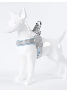 Primo piano della pettorina per cani in rete traspirante con fettuccia grigia riflettente.