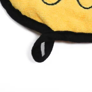 Detalle de toalla de chenille para mascotas con tela amarilla suave y bucle negro.