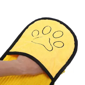 Guante para mascotas de chenilla amarilla con huella bordada, muy absorbente y de secado rapido.
